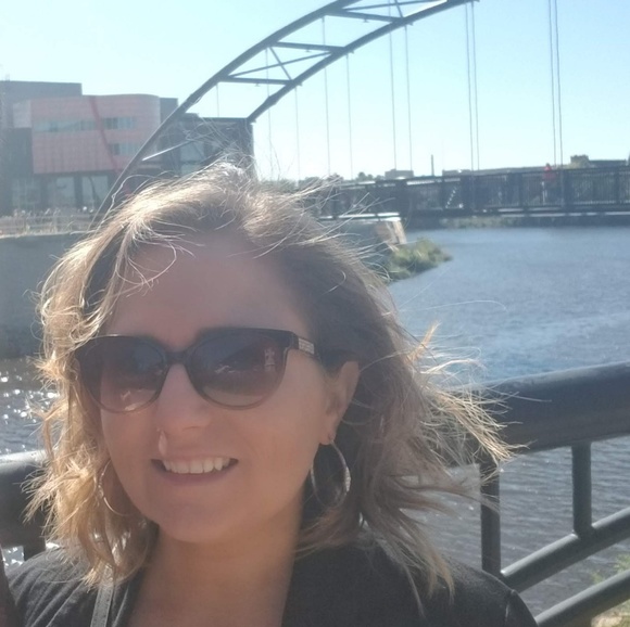 Meet your Posher, Sherry - Picture 3 of 4